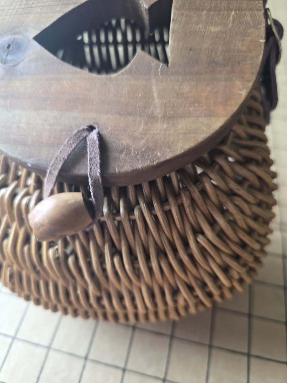 Vintage Wicker Fishing Creel Basket w/ Wood Lid & Strap (7x8x5) - Picture 5 of 16